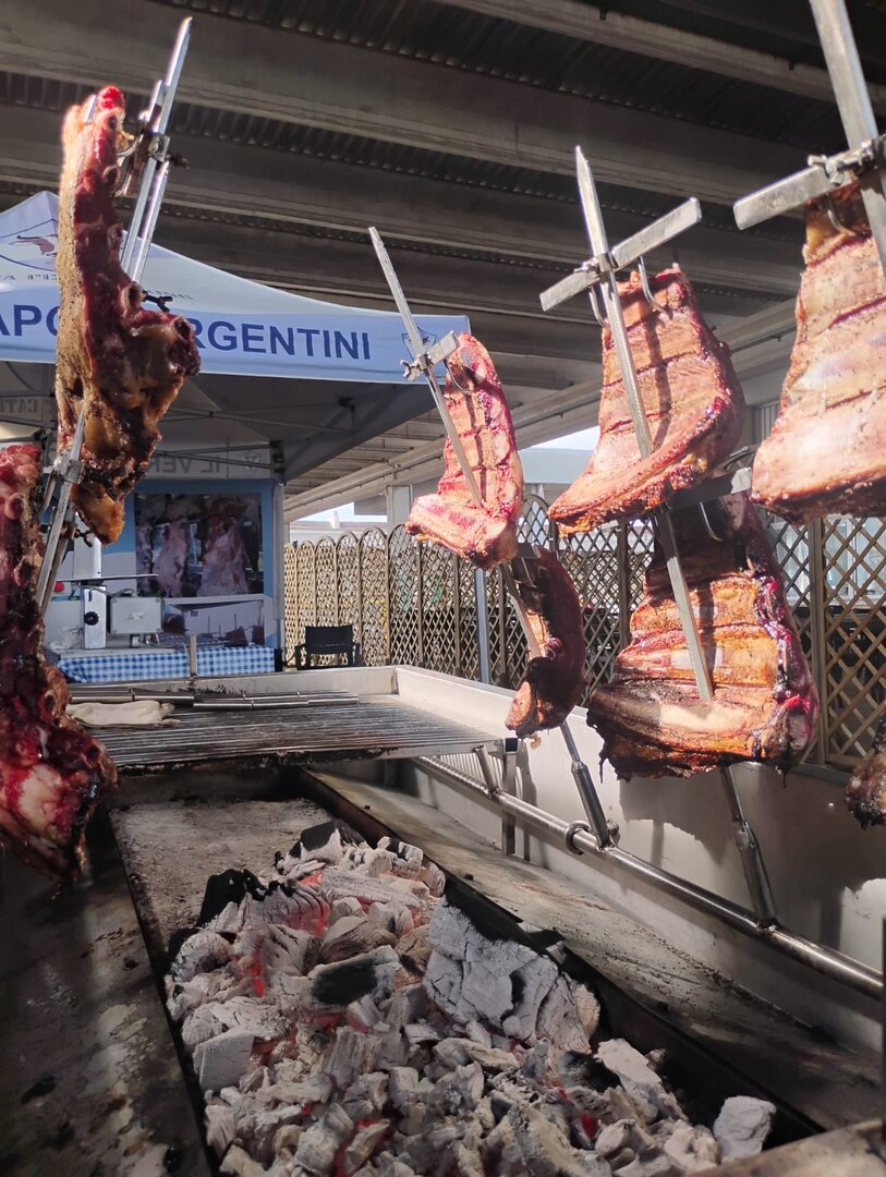 Tagli di carne cotti lentamente alla croce sopra la brace