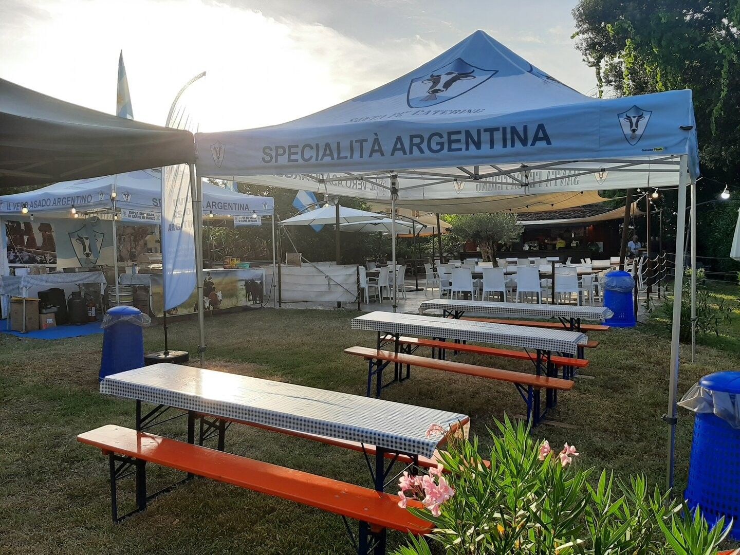 Gazebo Santa Fé Catering con la scritta Specialità argentina e tavoli all'aperto